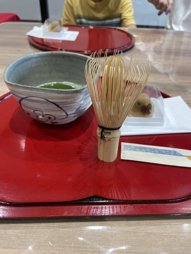 抹茶を点てる前のお盆。抹茶を入れた茶碗と茶筅、練り切りが並んでいる