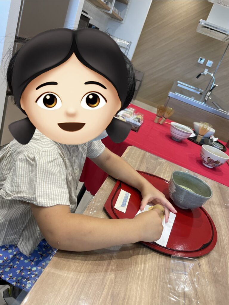 ワークショップでいただいた練り切りを口に運ぼうとしているところ