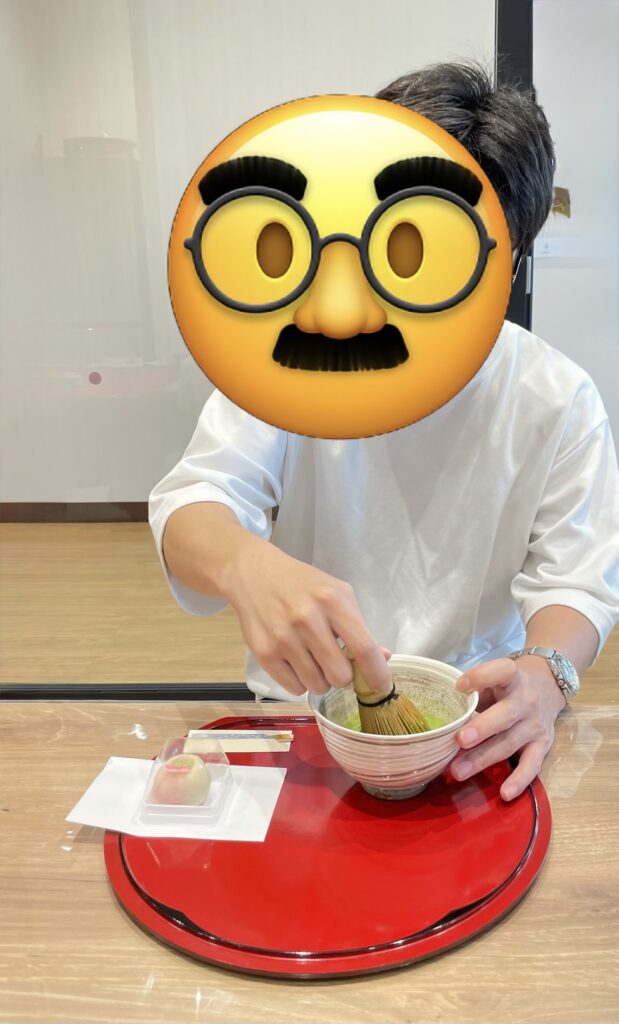 茶碗に茶筅を入れて自分で抹茶を点てているところ