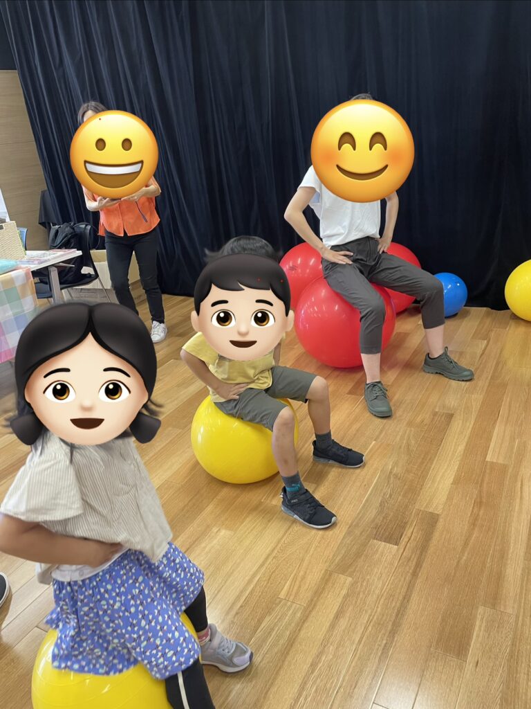 ワークショップでバランスボールに乗ってバウンドしているところ